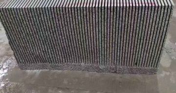 吴忠芝麻白毛板荒料切割