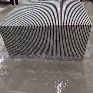 吴忠芝麻白毛板荒料切割