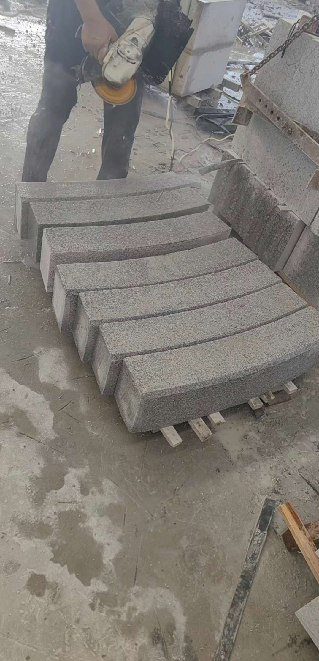 吴忠芝麻白弧形路牙石