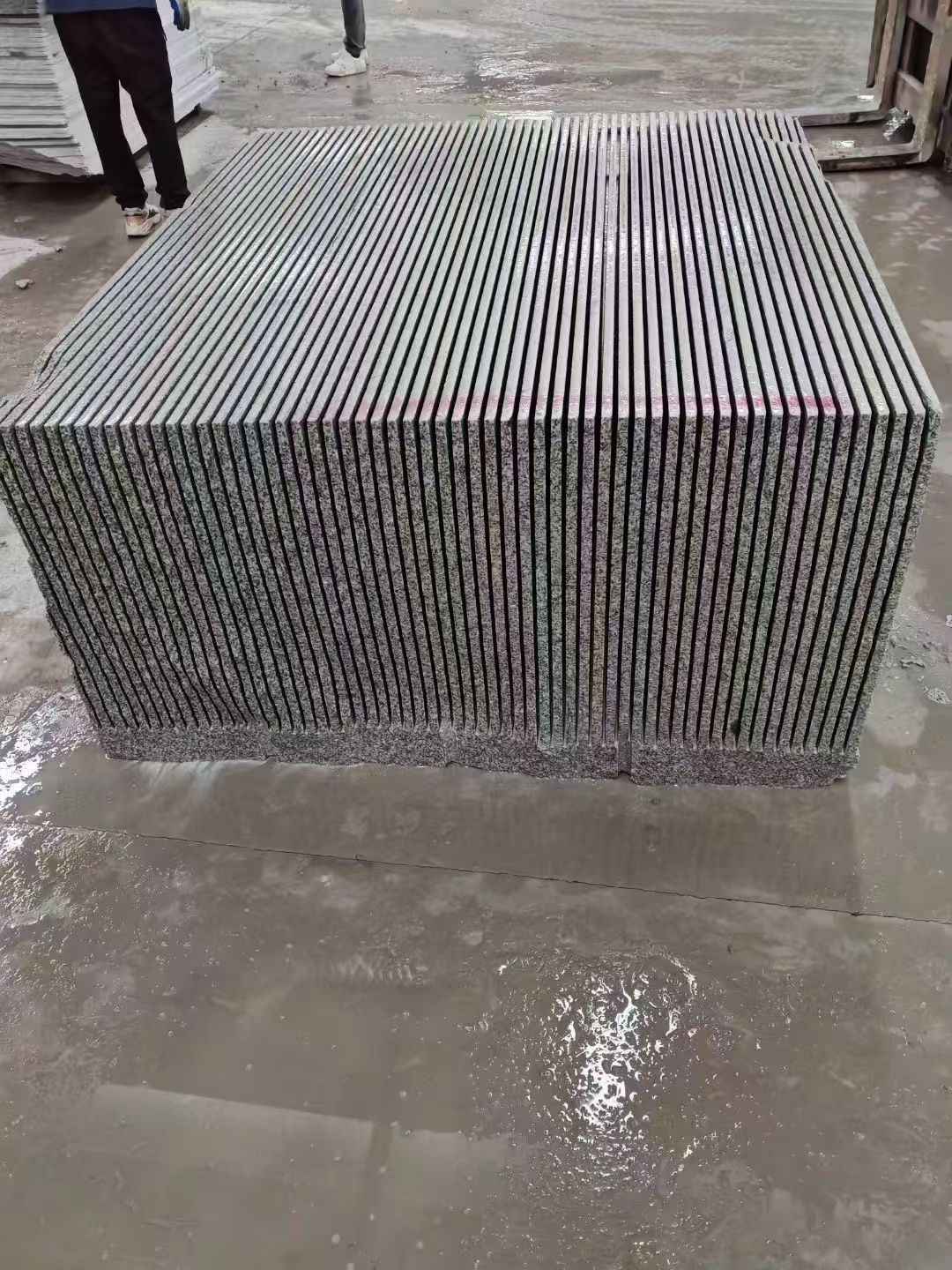 吴忠芝麻白毛板荒料切割